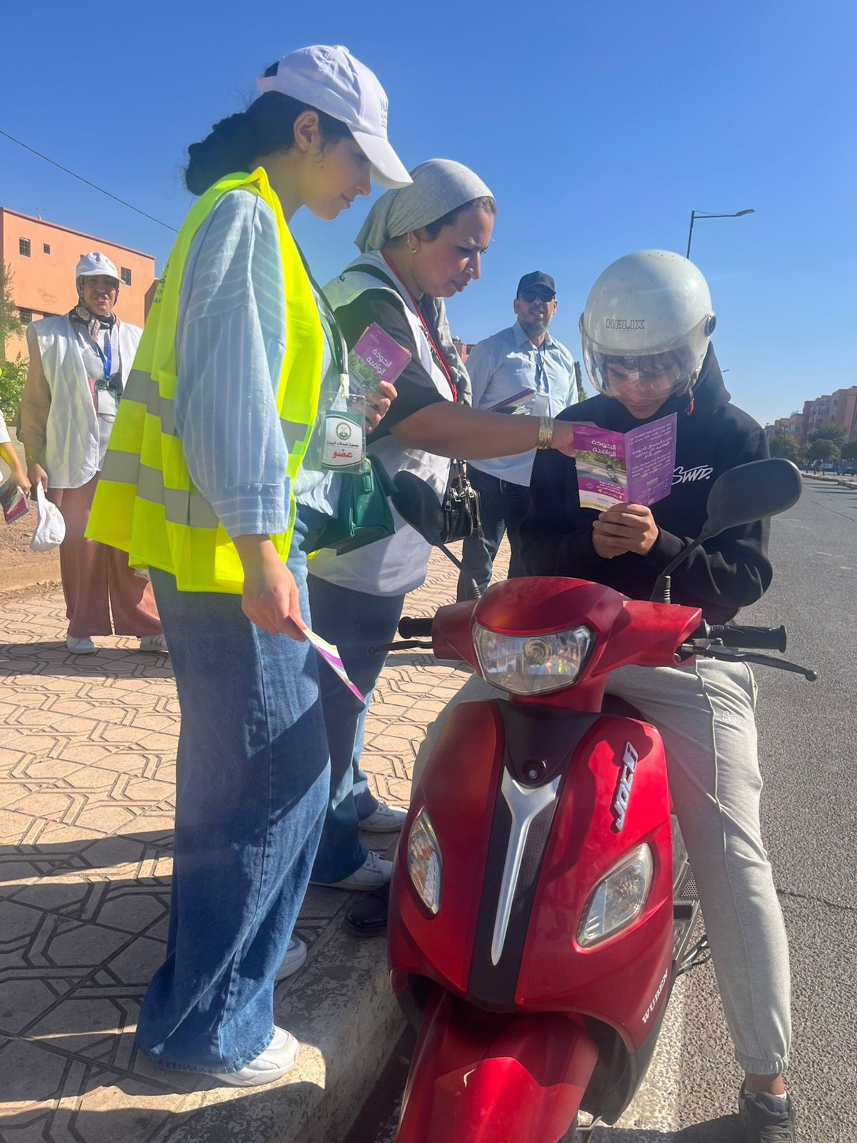 IMG-20251031-WA0228 جمعية أصدقاء البيئة بجهة مراكش آسفي تستأنف حملاتها التحسيسية حول السلامة الطرقية تحت شعار "دراجة آمنة… من أجل الحياة"