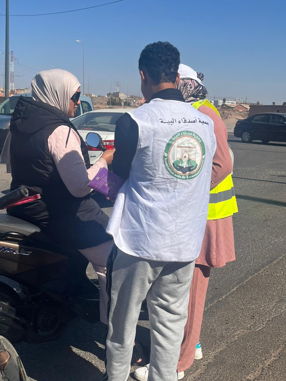 IMG-20251031-WA0236 جمعية أصدقاء البيئة بجهة مراكش آسفي تستأنف حملاتها التحسيسية حول السلامة الطرقية تحت شعار "دراجة آمنة… من أجل الحياة"