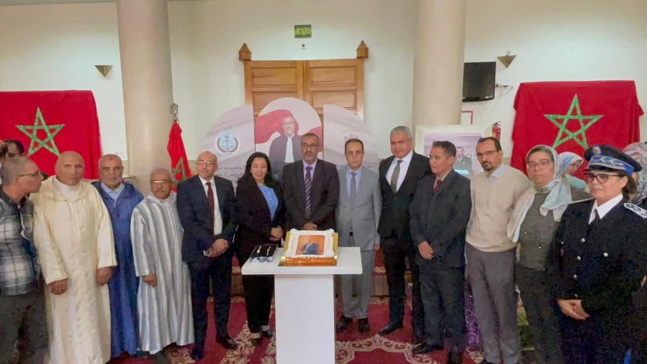 FB_IMG_1762960781680 تكريمٌ مستحق لرجلٍ ترك بصمته"14 سنة من العطاء تُختتم بلحظة تقدير: تكريم عبد الكريم الناوي" في صرح العدالة بابن جرير.