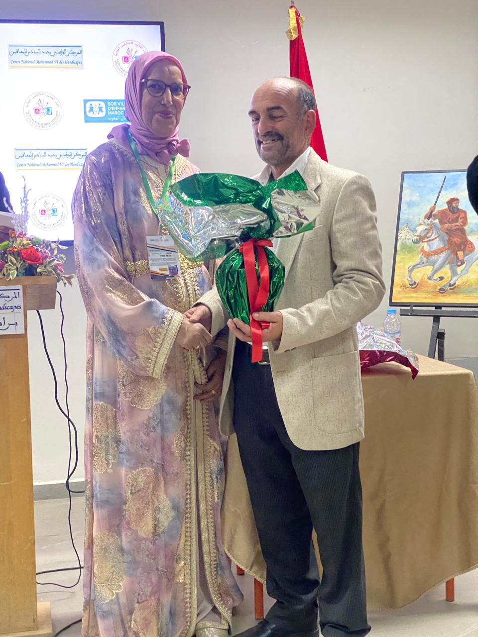 IMG-20251127-WA0374 فنانون مغاربة ونقاد الفن يلتقون بمراكش في دورة أولى ناجحة لملتقى "ألوان البيئة الاجتماعية"