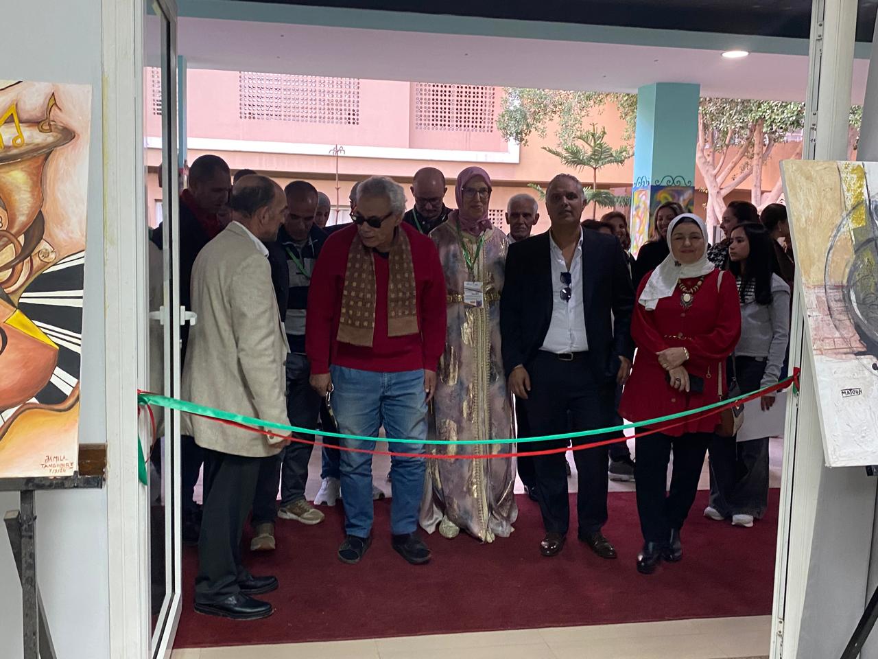 IMG-20251127-WA0376 فنانون مغاربة ونقاد الفن يلتقون بمراكش في دورة أولى ناجحة لملتقى "ألوان البيئة الاجتماعية"