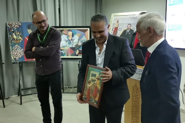IMG-20251127-WA0401 فنانون مغاربة ونقاد الفن يلتقون بمراكش في دورة أولى ناجحة لملتقى "ألوان البيئة الاجتماعية"
