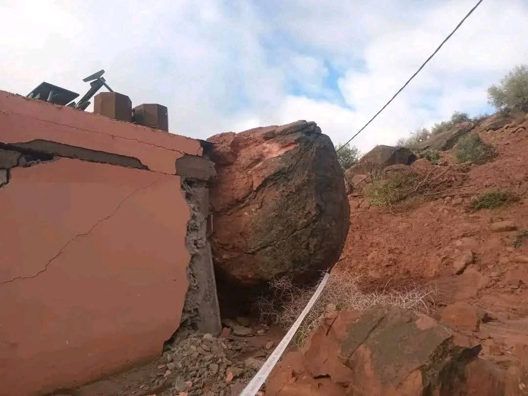 FB_IMG_1768853225660 عطلة اضطرارية بمدرسة تصورت بتغدوين بعد دمار كلي للحجرات الدراسية جراء سقوط صخرة عملاقة