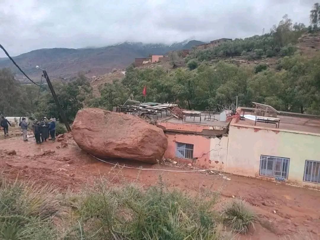 FB_IMG_1768853233310 عطلة اضطرارية بمدرسة تصورت بتغدوين بعد دمار كلي للحجرات الدراسية جراء سقوط صخرة عملاقة