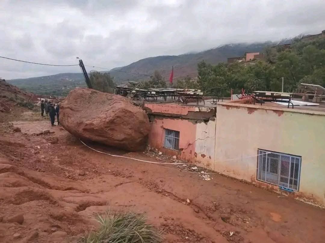 FB_IMG_1768853235346 عطلة اضطرارية بمدرسة تصورت بتغدوين بعد دمار كلي للحجرات الدراسية جراء سقوط صخرة عملاقة