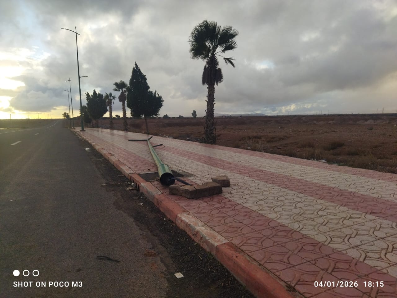 IMG-20260105-WA0258 جماعة بوروس اقليم الرحامنة...سقوط أعمدة كهربائية بالشارع الرئيسي يفضح الإهمال ويهدد سلامة المواطنين