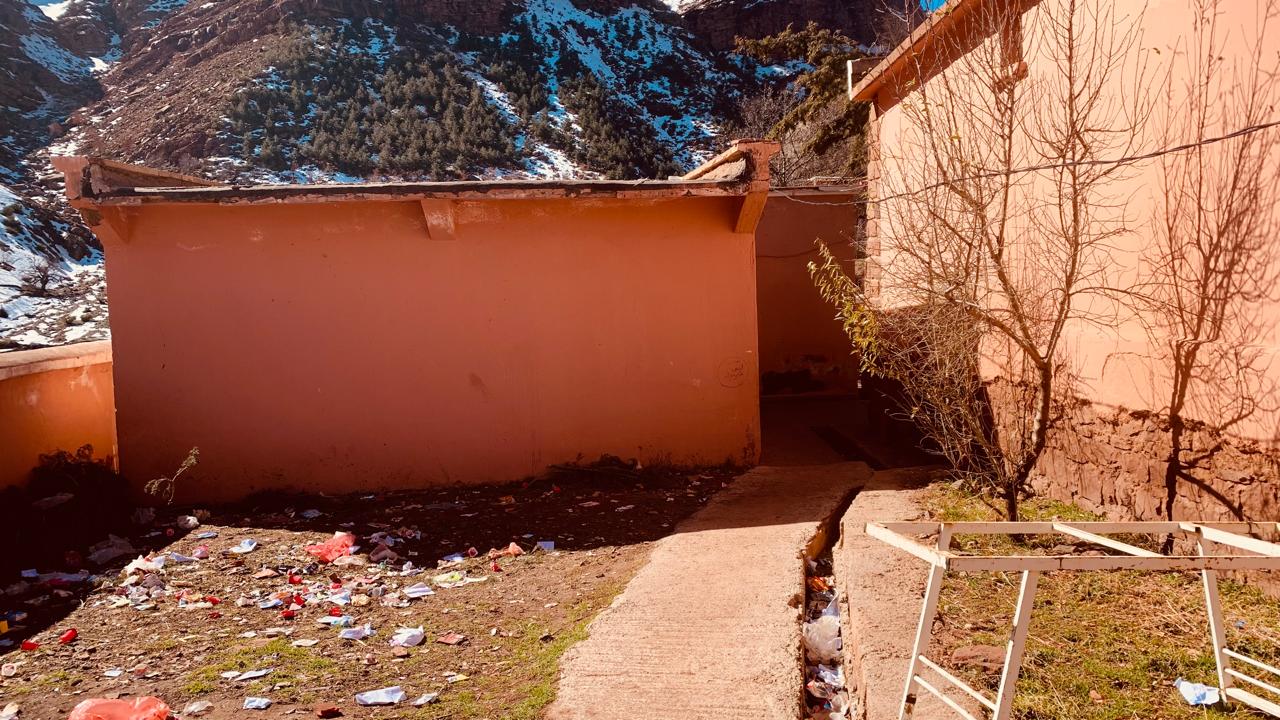 IMG-20260210-WA0004 كارثة بيئية تحاصر تلاميذ دوار آيت القاق… ومحيط المدرسة يتحول إلى مطرح عشوائي للنفايات