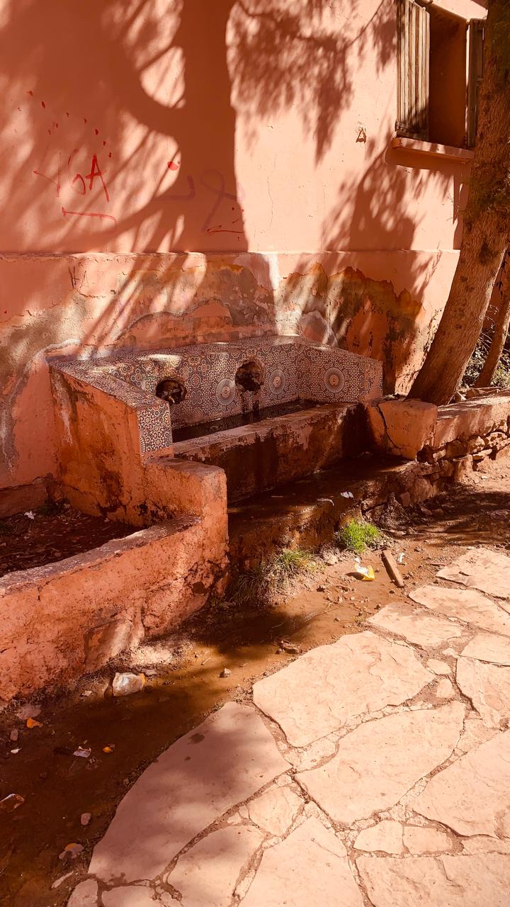 IMG-20260210-WA0006 كارثة بيئية تحاصر تلاميذ دوار آيت القاق… ومحيط المدرسة يتحول إلى مطرح عشوائي للنفايات