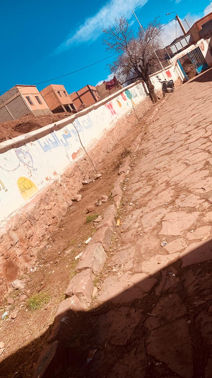 IMG-20260210-WA0007 كارثة بيئية تحاصر تلاميذ دوار آيت القاق… ومحيط المدرسة يتحول إلى مطرح عشوائي للنفايات