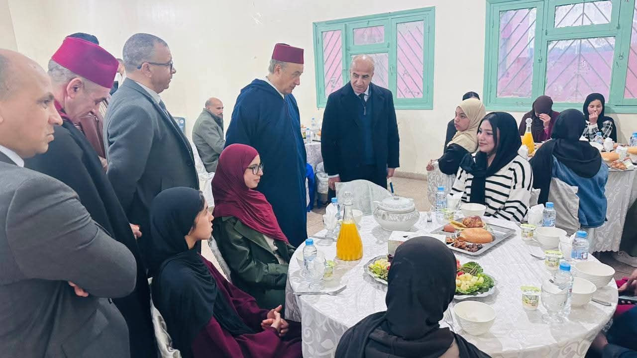 FB_IMG_1772837665746 بقلعة السراغنة.. عامل الإقليم ومدير أكاديمية مراكش-آسفي يشاركان تلاميذ داخلية ثانوية العامرية إفطاراً جماعياً