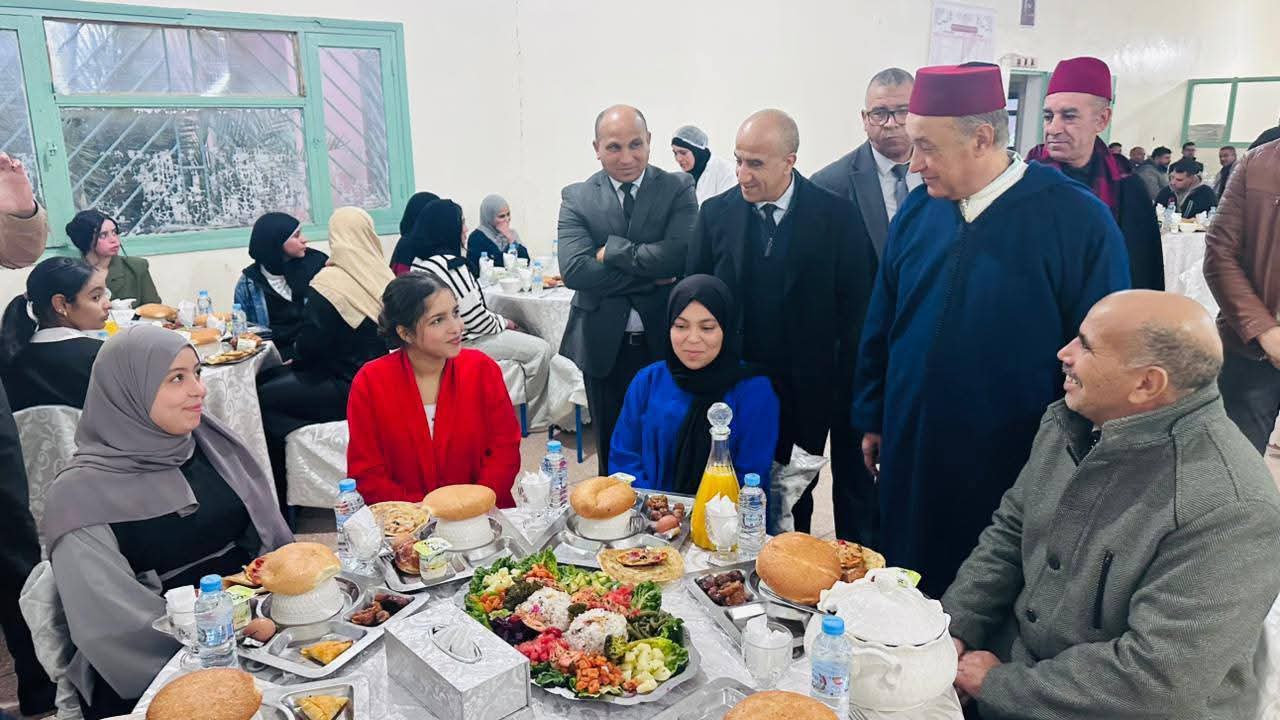 FB_IMG_1772837671356 بقلعة السراغنة.. عامل الإقليم ومدير أكاديمية مراكش-آسفي يشاركان تلاميذ داخلية ثانوية العامرية إفطاراً جماعياً