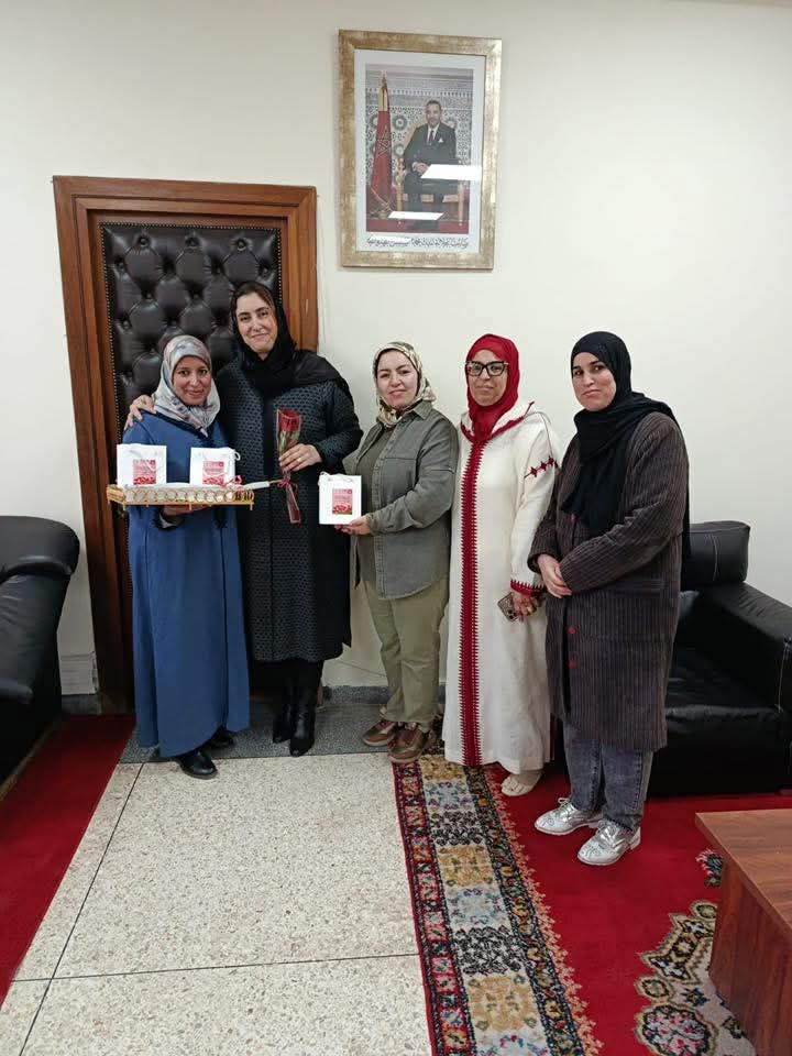 FB_IMG_1773092343683 بمبادرة إنسانية مميزة.. ودادية موظفي العدل بابن جرير تحتفي بنساء أسرة العدالة وتوزع الورود تقديراً لعطائهن داخل المحكمة الابتدائية