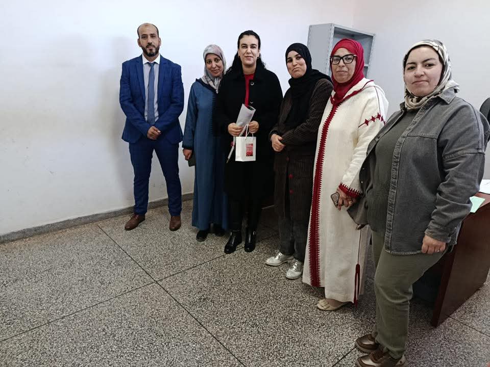 FB_IMG_1773092346123 بمبادرة إنسانية مميزة.. ودادية موظفي العدل بابن جرير تحتفي بنساء أسرة العدالة وتوزع الورود تقديراً لعطائهن داخل المحكمة الابتدائية