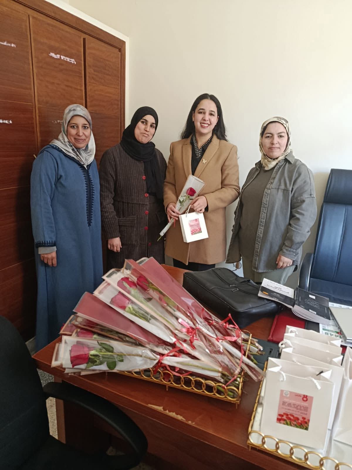 FB_IMG_1773092348611 بمبادرة إنسانية مميزة.. ودادية موظفي العدل بابن جرير تحتفي بنساء أسرة العدالة وتوزع الورود تقديراً لعطائهن داخل المحكمة الابتدائية