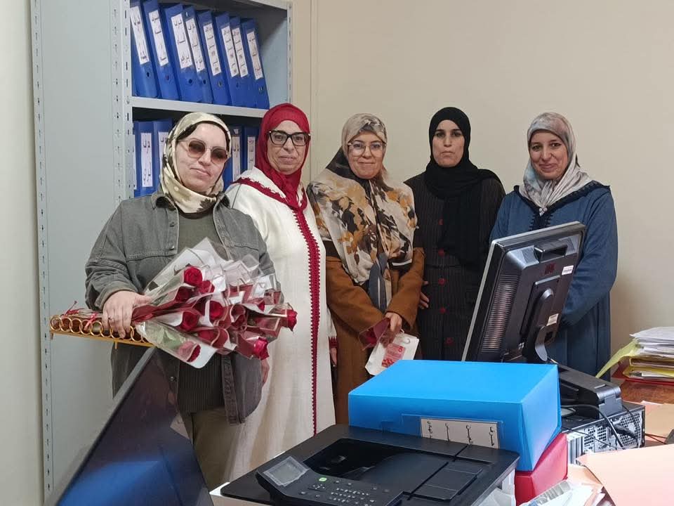 FB_IMG_1773092361891 بمبادرة إنسانية مميزة.. ودادية موظفي العدل بابن جرير تحتفي بنساء أسرة العدالة وتوزع الورود تقديراً لعطائهن داخل المحكمة الابتدائية