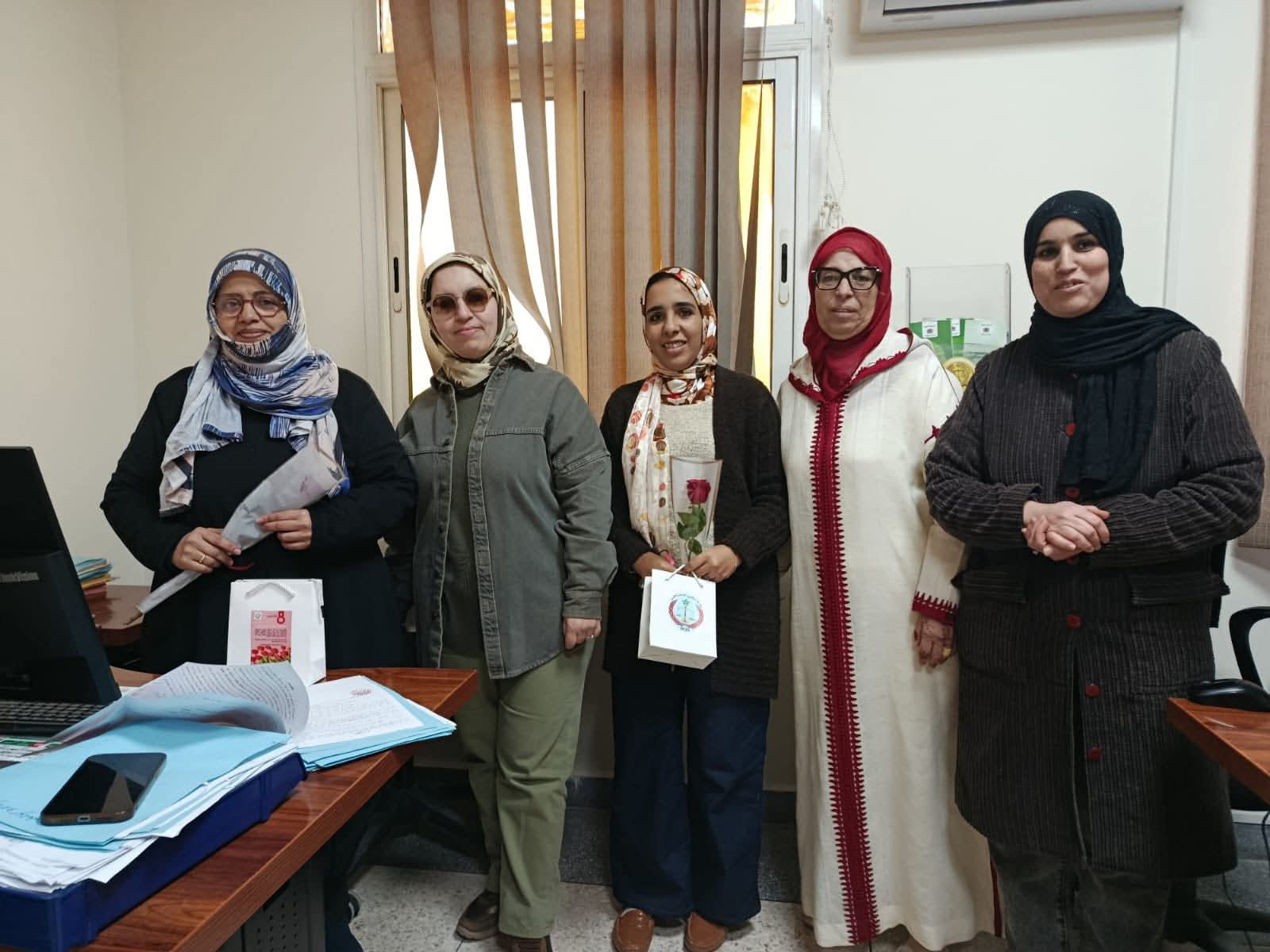 FB_IMG_1773092364778 بمبادرة إنسانية مميزة.. ودادية موظفي العدل بابن جرير تحتفي بنساء أسرة العدالة وتوزع الورود تقديراً لعطائهن داخل المحكمة الابتدائية