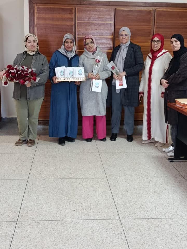 FB_IMG_1773092367210 بمبادرة إنسانية مميزة.. ودادية موظفي العدل بابن جرير تحتفي بنساء أسرة العدالة وتوزع الورود تقديراً لعطائهن داخل المحكمة الابتدائية