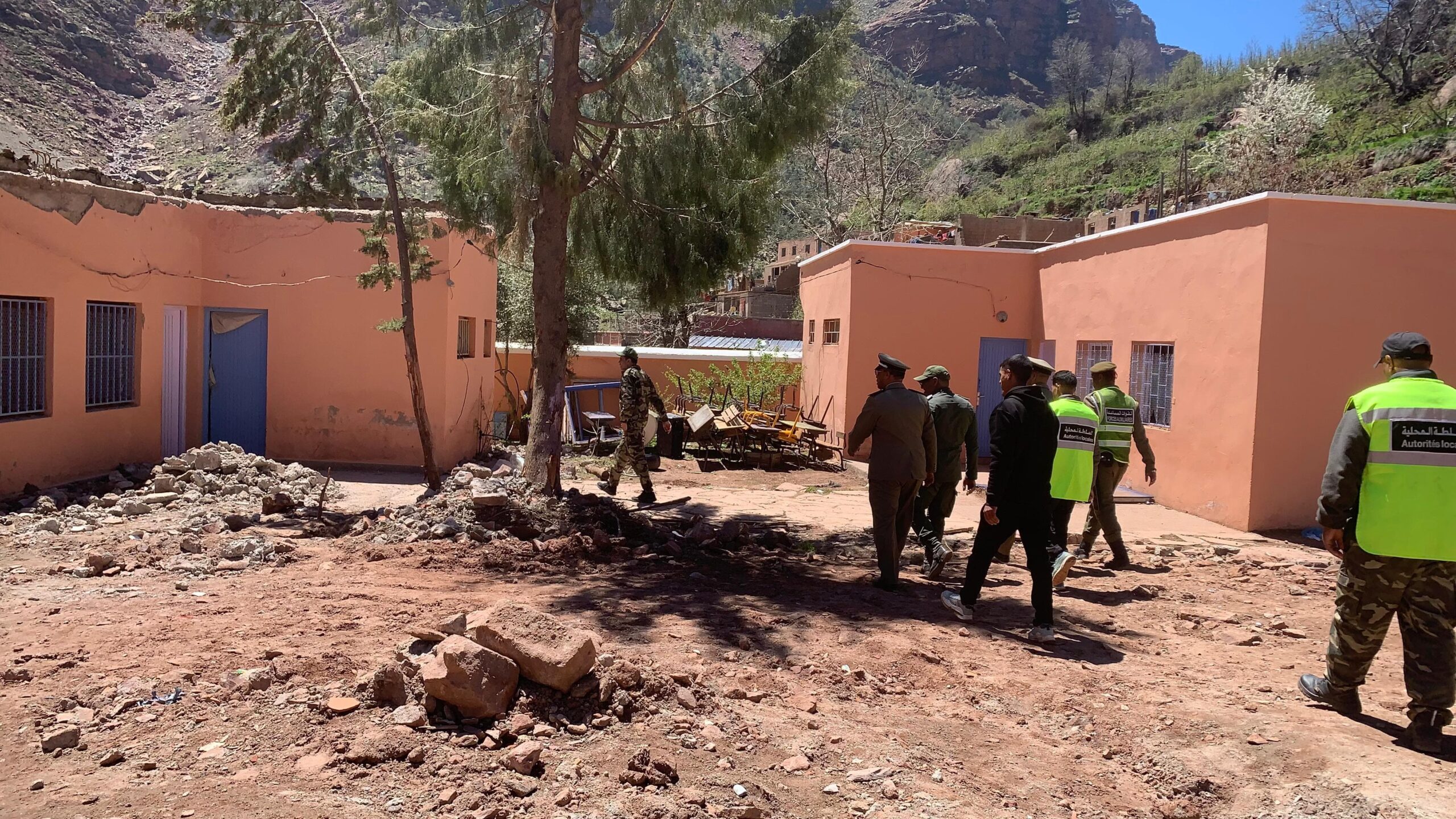 IMG-20260415-WA0013-scaled حركة ميدانية تقودها السلطة المحلية بقيادة ستي فاطمة بتنظيم العمومي ومواكبة الاوراش التربوية بجماعة اوكايمدن